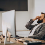 Mann hat Stress im Büro